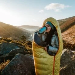 Earthwell Roaster Loop Vacuum Bottle 473ml Baja Sand -UK Camping Equipment Sales Shop earthwell roaster loop lifestyle 003 5