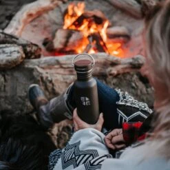 Earthwell Woodie Single Wall Bottle 800ml Maple / Aqua Blue 7 Earthwell Woodie Single Wall Bottle 800ml Maple / Aqua Blue -UK Camping Equipment Sales Shop earthwell woodie sw lifestyle 02 1 7